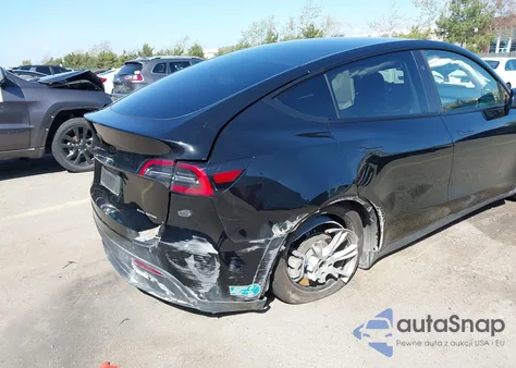 2024 Tesla Model Y Long Range Dual Motor All-Wheel Drive z USA, uszkodzony, nr VIN 7SAYGDEE0RF078242